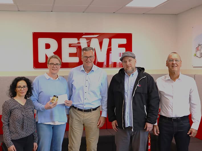 Spendenübergabe_REWE_05_2025 Spendenübergabe_REWE_05_2025
